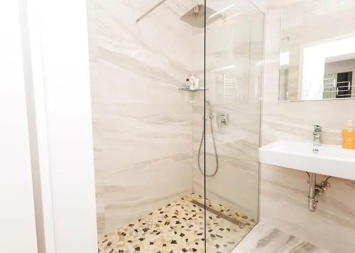 5 Beds 2 Bedrooms In Vienna's Heart Appartement